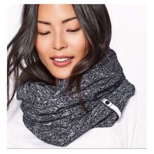 Lululemon Scarf Unisex OS Black Gray Vinyasa Strip Snap Rule Infinity